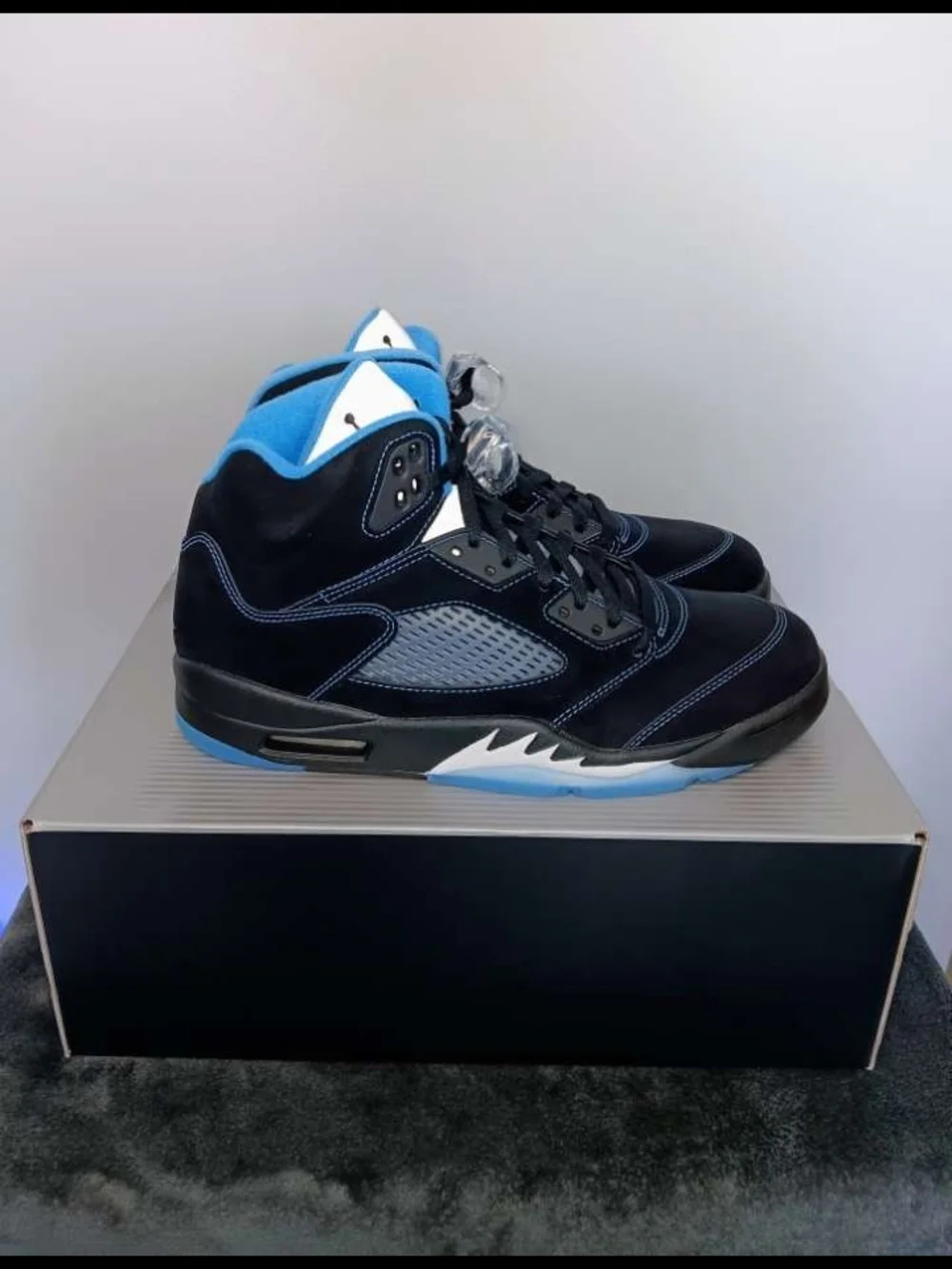Air Jordan 5 Retro Black UNC Basketball Sneakers Men's Size 11 DS